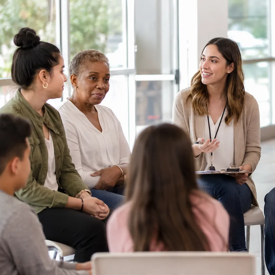 Img Reunion comunitaria con familias y profesionales